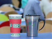 Pappbecher vs. Edelstahlbecher