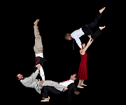 Perfekte Körperbeherrschung und ausgefeilte turnerische Figuren versetzen Gäste des Akrobatikfestivals an der Uni Kiel in Staunen. Copyright/Foto: Simon Ebling 