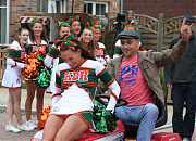 Die Cheerleader der Kiel Baltic Hurricanes und Max Mutzke (Fotograf N. Maash)