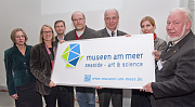Die Museumsleitungen präsentieren die neue Verbundmarke (von links): Eva Fuhry (Medizin- und Pharmaziehistorische Sammlung), Dr. Doris Tillmann (Kieler Stadt- und Schifffahrtsmuseum), Dr. Joachim Raeder (Antikensammlung), Michael Gruber (Aquarium Kiel), W