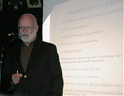 Tageslichtprojektor siegt vor Power-Point-Pr�sentation: Gewinner Dieter Kohtz beeindruckte das Publikum mit Sprachwitz. (Fotos: Sascha Krokowski)