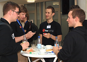 BarCamp-Teilnehmer diskutieren beim Kaffee weiter.