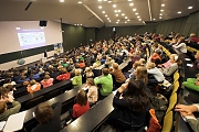 Zur vierten Auflage der Kinder- und Schüleruni Kiel erwarten die Organisatoren wieder viele junge Teilnehmerinnen und Teilnehmer im Audimax. Copyright: Exzellenzcluster "Ozean der Zukunft".