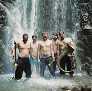 Die Instrumente sind �berall dabei: LaBrassBanda aus Bayern sind im April zu Gast in der Pumpe.