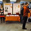 Im Audimax der Hochschule fanden sowohl die Vorträge als auch die Präsentationen wie hier der Stand des Zentrums für Geoinformation der CAU statt. (alle Fotos: Anke Feiler-Kramer, Copyright: CAU)