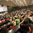 Zur vierten Auflage der Kinder- und Schüleruni Kiel erwarten die Organisatoren wieder viele junge Teilnehmerinnen und Teilnehmer im Audimax. Copyright: Exzellenzcluster "Ozean der Zukunft".