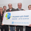 Die Museumsleitungen präsentieren die neue Verbundmarke (von links): Eva Fuhry (Medizin- und Pharmaziehistorische Sammlung), Dr. Doris Tillmann (Kieler Stadt- und Schifffahrtsmuseum), Dr. Joachim Raeder (Antikensammlung), Michael Gruber (Aquarium Kiel), W