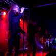 Phillip Boa und Pia Lund mit Musikern des Voodoo Clubs in der Kieler Pumpe