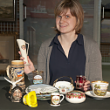 Julia Liedtke mit einer Auswahl von Souvenirs aus der Sammlung des Kieler Stadtmuseums (Foto Kieler Stadtmuseum/Matthias Friedemann).