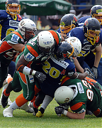 Kiel Baltic Hurricanes - Kieler Defense stoppt Essens Runningback Dervon Wallace (Fotograf M. Zelter)