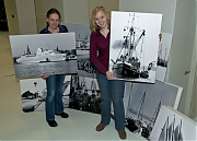 Sandra Scherreiks (links) und Laura Walew bereiten den Foto-Basar im Depot des Stadt- und Schifffahrtsmuseums vor. Foto: Stadtmuseum/Matthias Friedemann