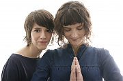 Fjarill, das sind Aino Löwenmark (rechts, Vocals und Klavier) und Hanmari Spiegel (links, Vocals, Geige). Foto: thiessen-agentur